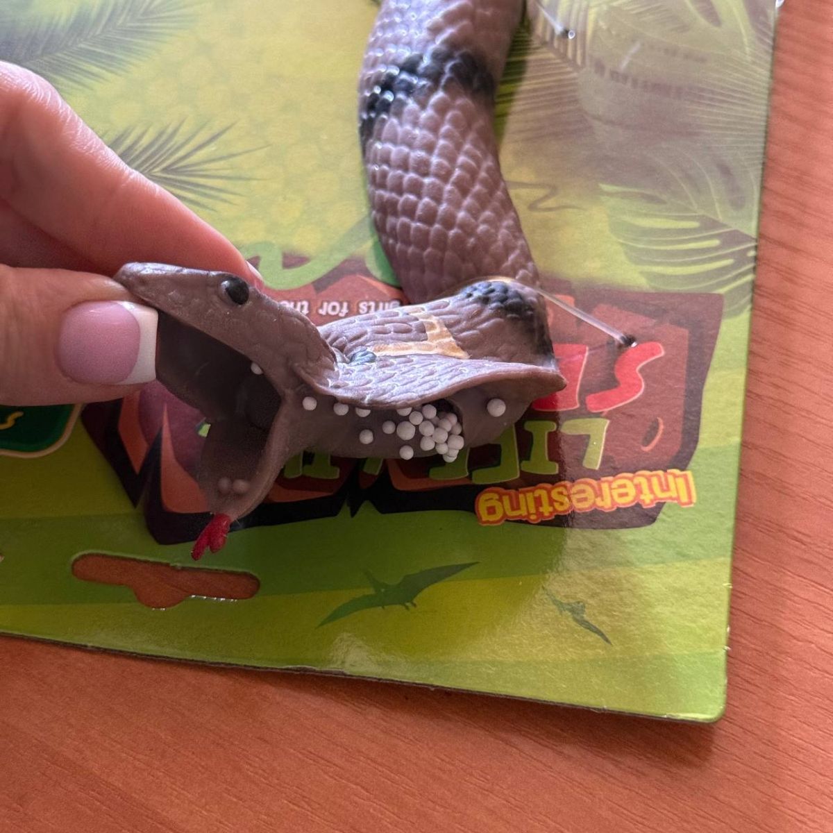 Уцінка.  Змія-тягучка "Кобра", бежевий - Розірвана резина на іграшці  фото 3