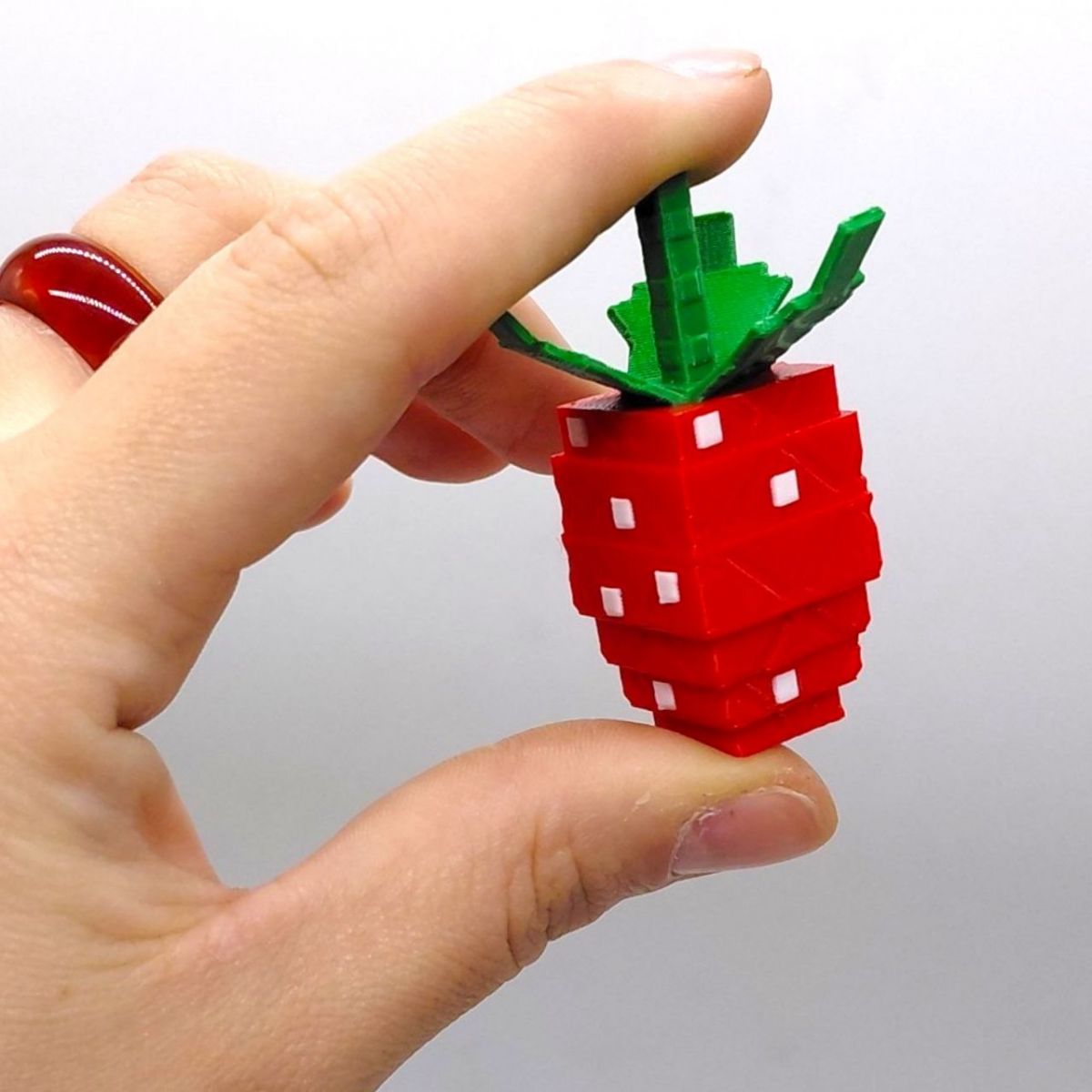3D Брелоки ROBLOX ELDER STRAWBERRY / СТАРА ПОЛУНИЦЯ GAG KEYCHAIN, 3D друк  фото 3