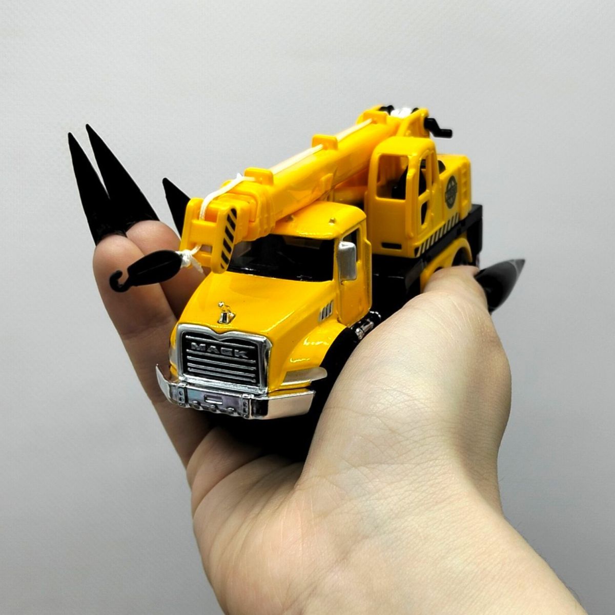 Машинка іграшкова "City Services- Mack Trucks:Кран" (ЖОВТИЙ)  фото 3