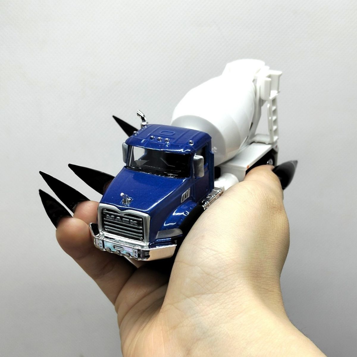 Машинка іграшкова "City Services- Mack Trucks:Бетонозмішувач" (СИНЬО-БІЛИЙ)  фото 3