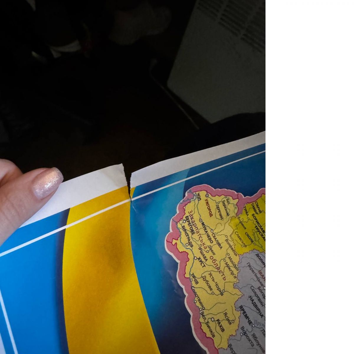 Уценка.  Карта Украины административная Немного порваная  фото 1