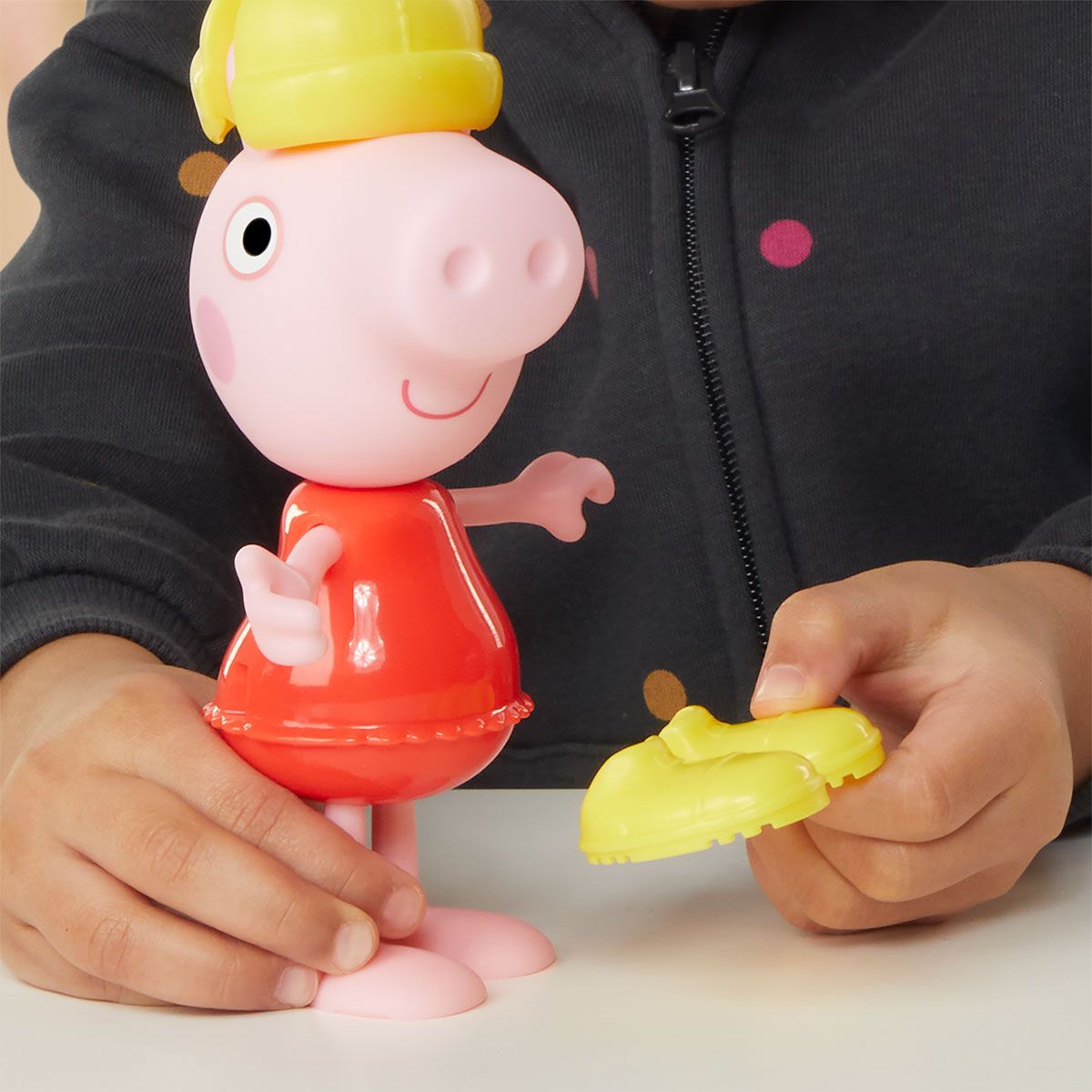 Ігровий набірСвинка Пеппа PEPPA FIGURINES серії "Модна пригода" - ОДЯГНИ ПЕППУ