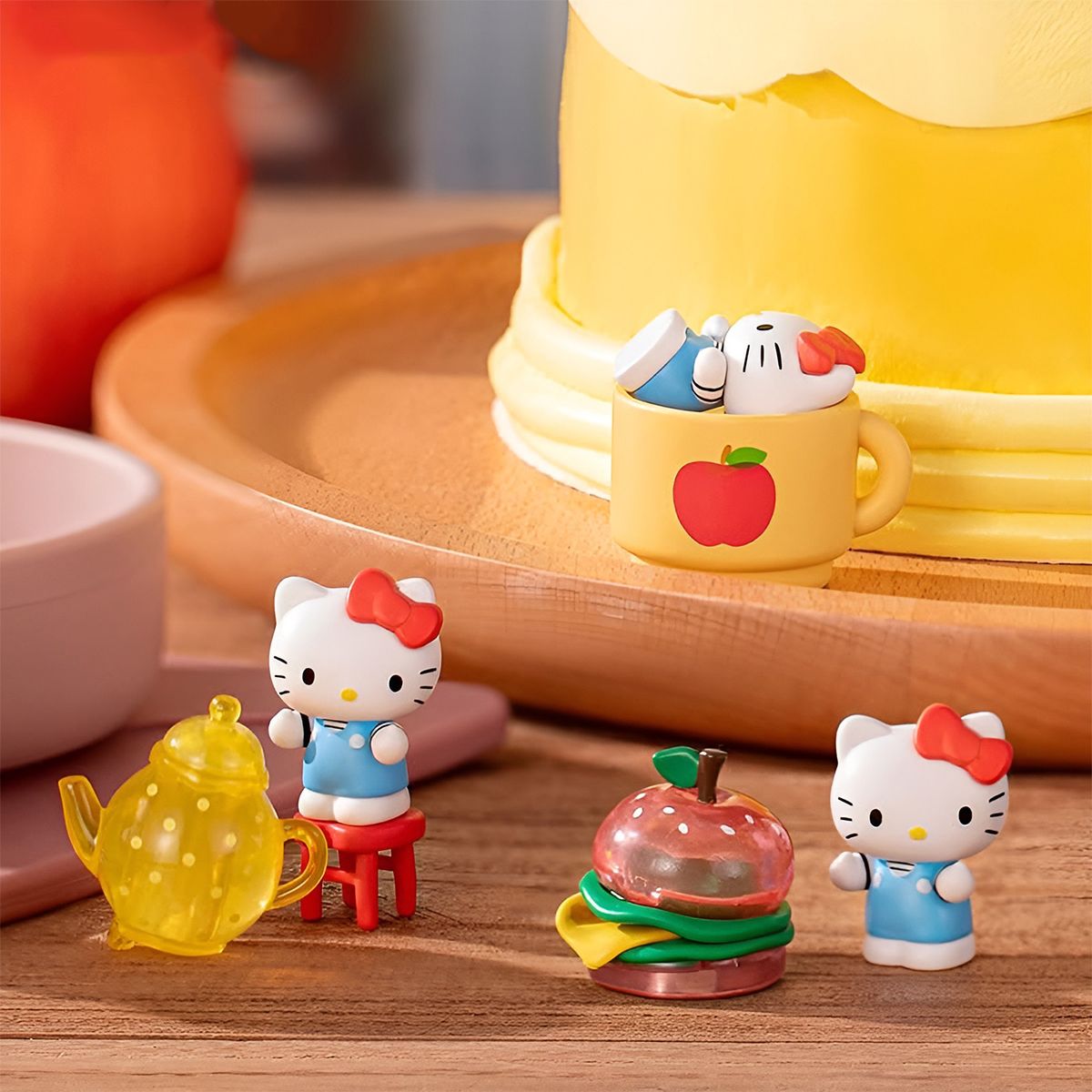 Фігурка-сюрприз "POP. TOP HELLO KITTY" ЯБЛУЧНИЙ ВОРКШОП (мікс видів) фото 4 Фігурка-сюрприз "POP. TOP HELLO KITTY" ЯБЛУЧНИЙ ВОРКШОП (мікс видів) фото 4