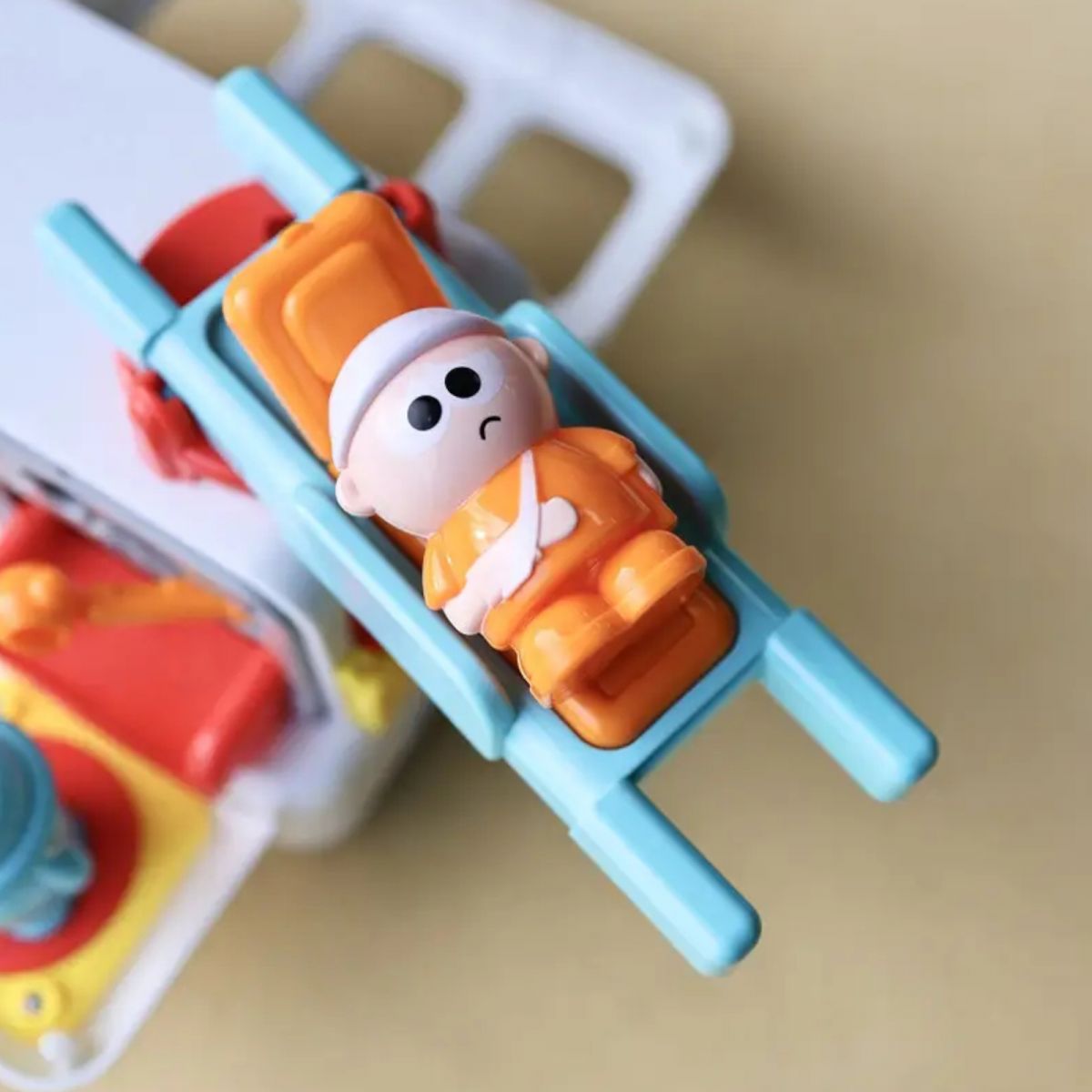 Музична машинка ОЗВУЧУВАННЯ УКРАЇНСЬКОЮ МОВОЮ, "Швидка допомога", пісні, цікаві факти, віршики, підсвічування, сирена, 2 фігурки: пацієнт та лікар, 2 режими гучності, рухомі елементи, в коробці  фото 4