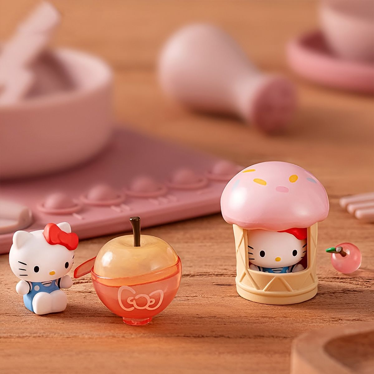 Фігурка-сюрприз "POP. TOP HELLO KITTY" ЯБЛУЧНИЙ ВОРКШОП (мікс видів) фото 5 Фігурка-сюрприз "POP. TOP HELLO KITTY" ЯБЛУЧНИЙ ВОРКШОП (мікс видів) фото 5