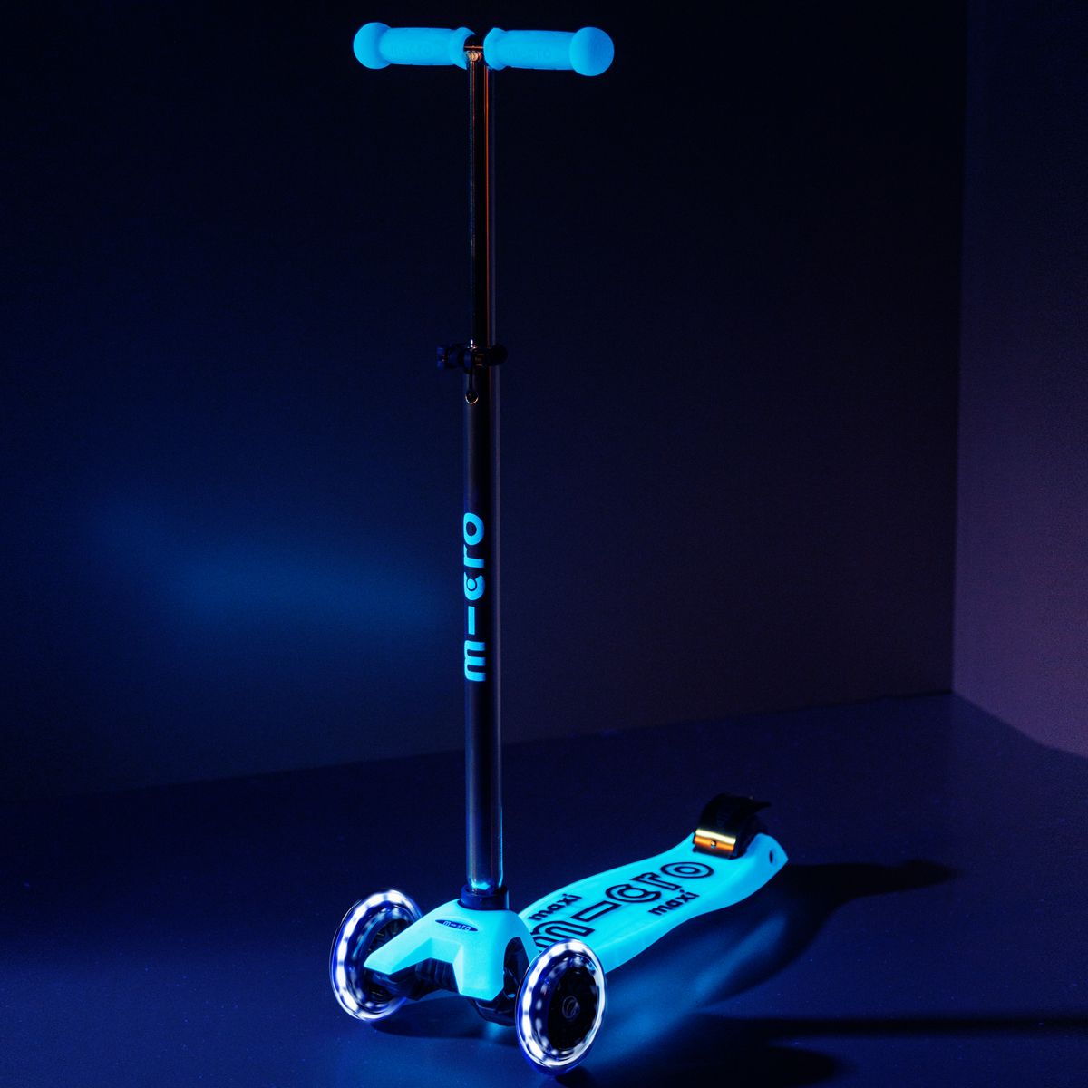 Самокат Micro серии Maxi Deluxe Glow LED - Синий хрусталь  фото 8