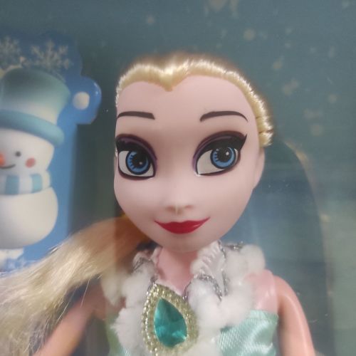 Уценка.  Лялька з гардеробом Холодне серце (ЗЕЛЕНИЙ) Дефект нанесения краски  мініатюра фото 1 Уценка.  Лялька з гардеробом Холодне серце (ЗЕЛЕНИЙ) Дефект нанесения краски  мініатюра фото 1