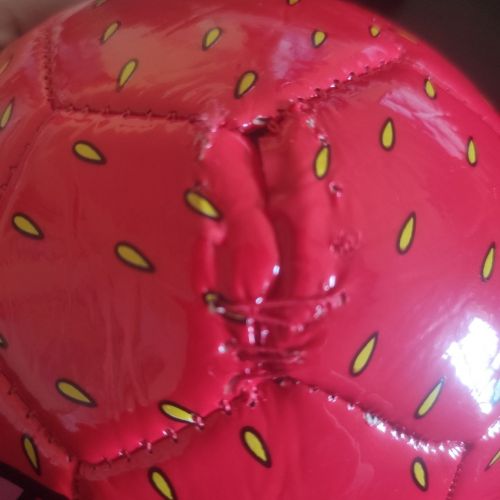 Уцінка. Мʼяч футбольний "Полуниця", розмір №2  Розійшлась прошивка фото